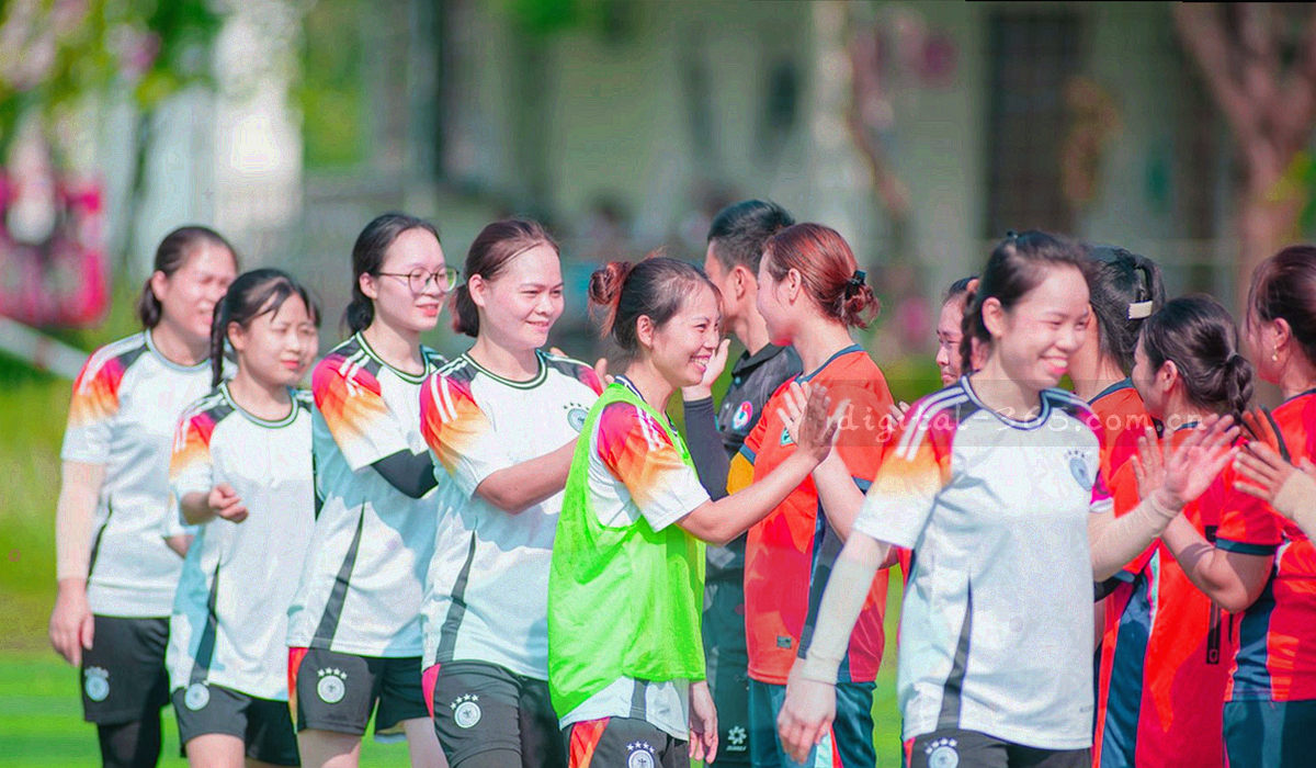 左侧多个方形席位模块向右侧汇入单一账单模块的几何流程图